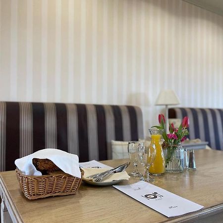 ホテル Diva Kacica Restaurant & Pansion Komárno エクステリア 写真