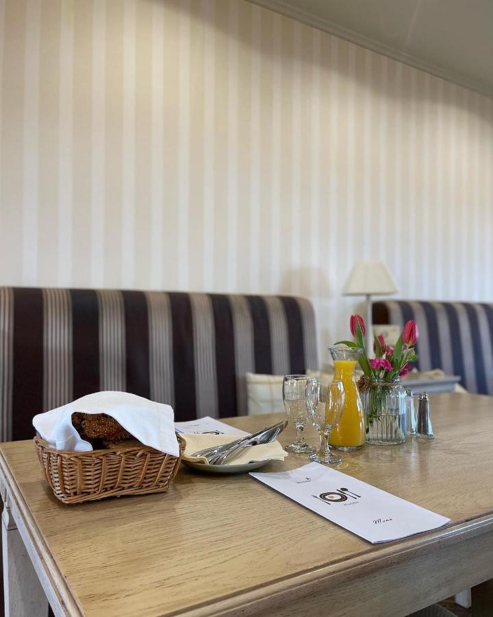 ホテル Diva Kacica Restaurant & Pansion Komárno エクステリア 写真