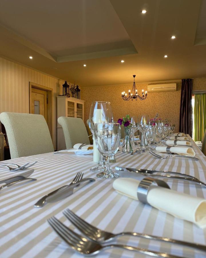 ホテル Diva Kacica Restaurant & Pansion Komárno エクステリア 写真