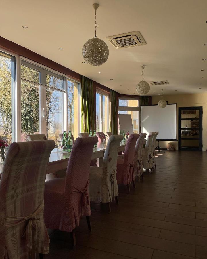 ホテル Diva Kacica Restaurant & Pansion Komárno エクステリア 写真