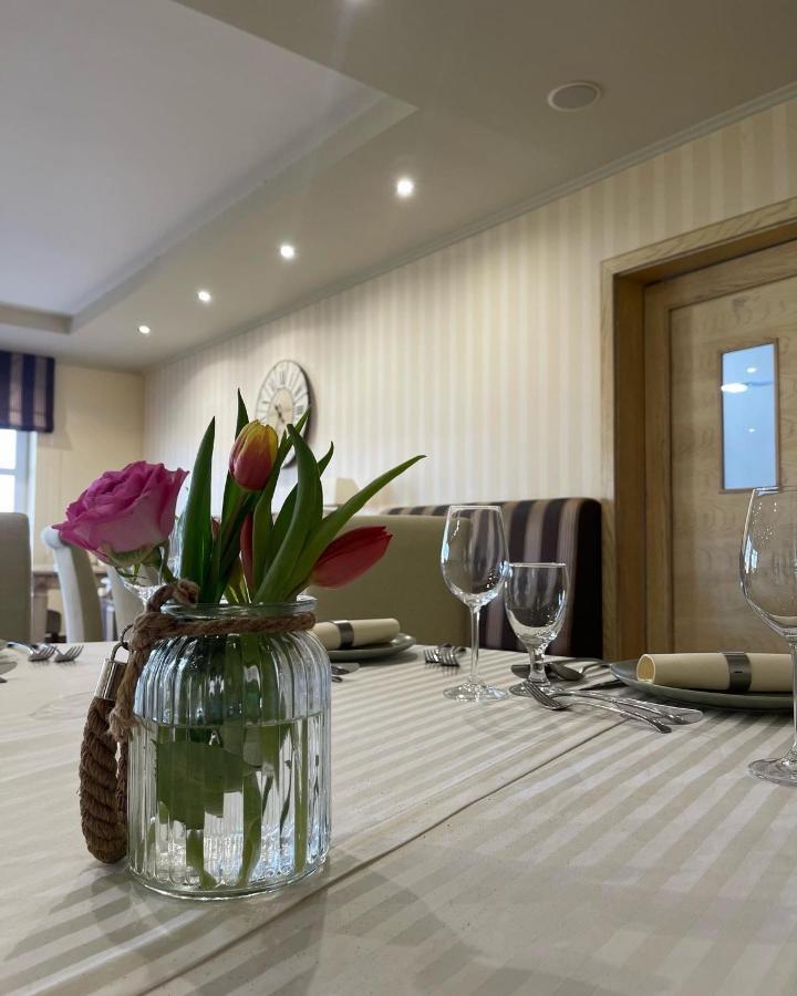 ホテル Diva Kacica Restaurant & Pansion Komárno エクステリア 写真