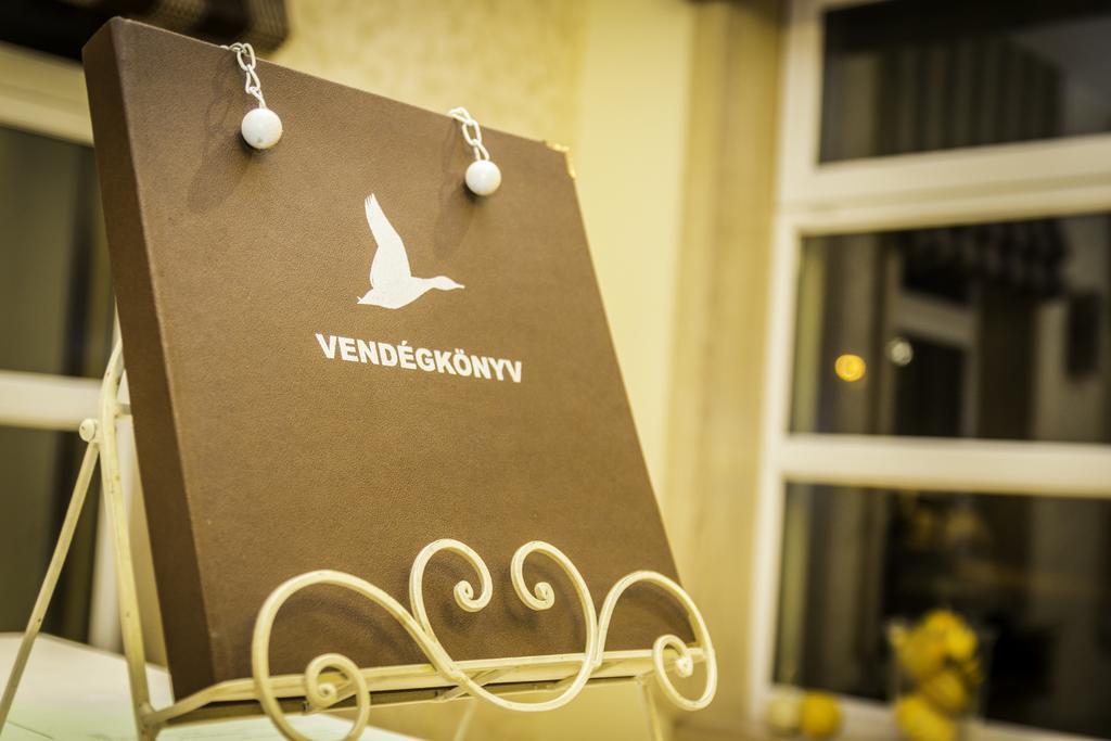 ホテル Diva Kacica Restaurant & Pansion Komárno エクステリア 写真